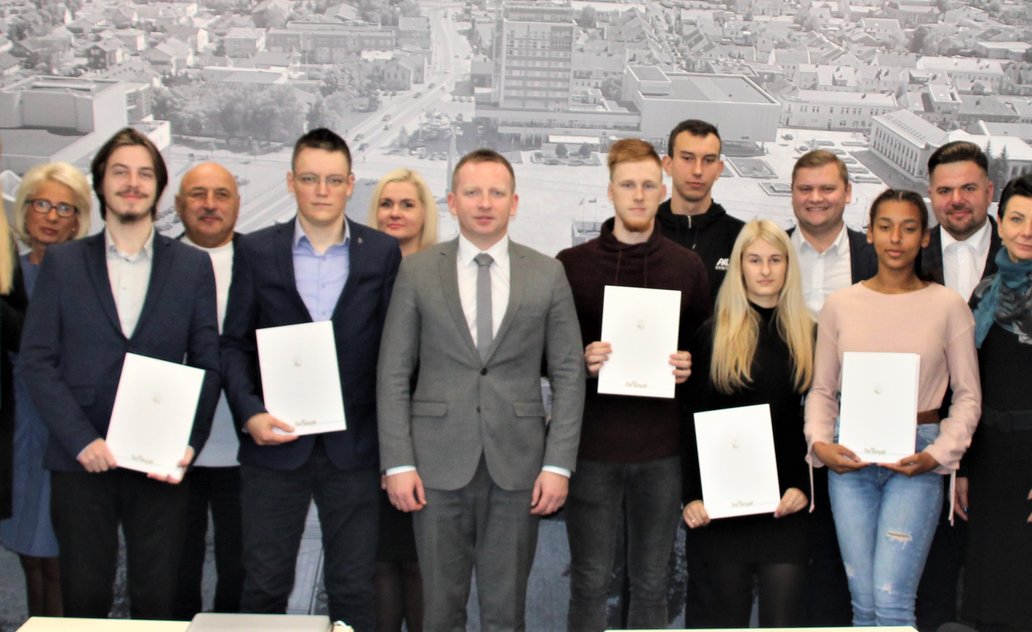 Įteiktos stipendijos kolegijos studentams ir profesinio rengimo centro moksleiviams