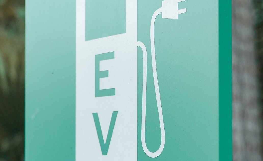 Aktualu norintiems įsirengti elektromobilių įkrovimo prieigas