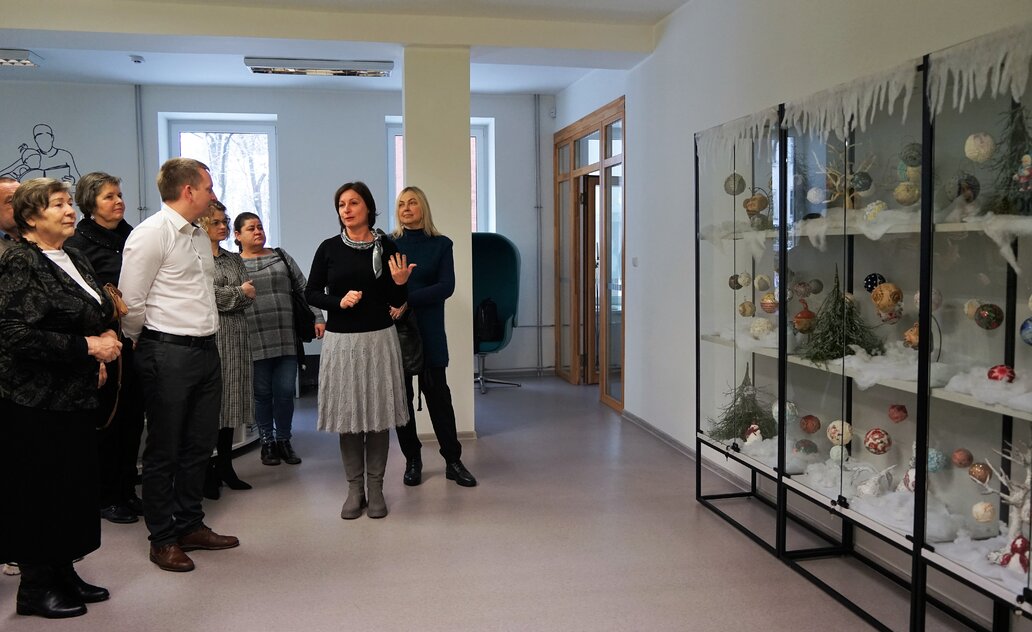 Asociacijos „Gyvastis“ paroda „Švenčių belaukiant“  stebina  spalvingais darbais ir originaliomis...