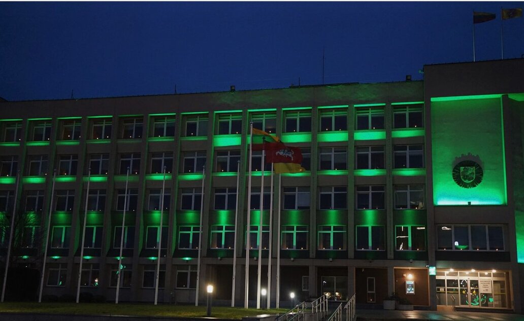 Marijampolės savivaldybės administracijos languose sužibo atminimo liepsnelės