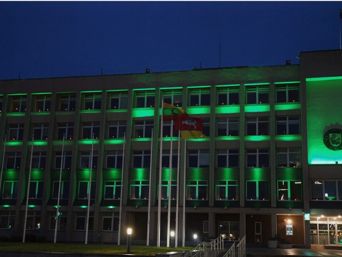 Marijampolės savivaldybės administracijos languose sužibo atminimo liepsnelės