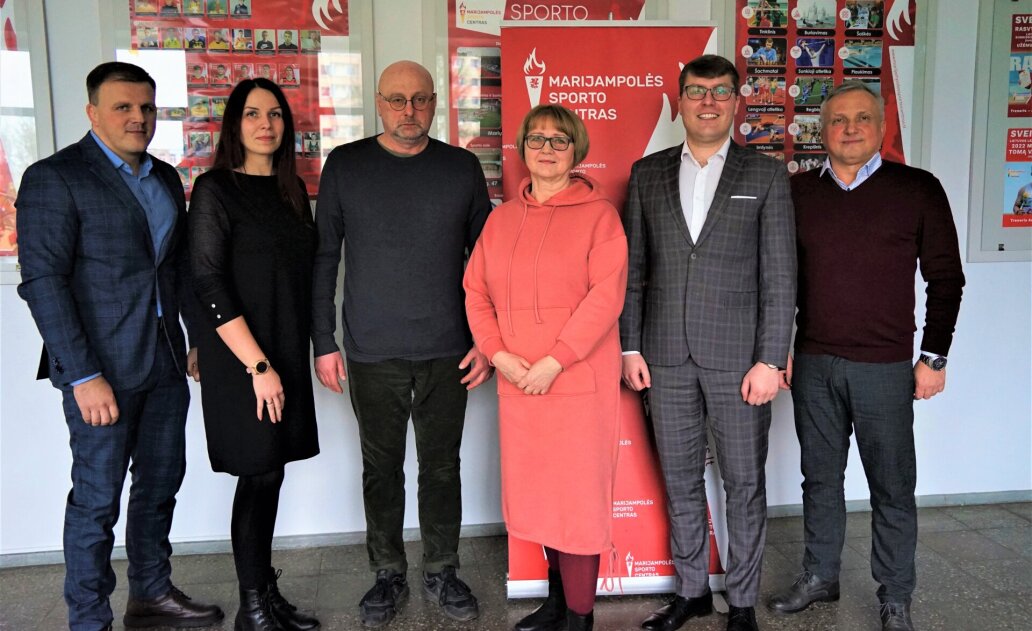 Lietuvos plaukimo federacijos apdovanojimai  treneriams Aurimui ir Daliai Kadūnams