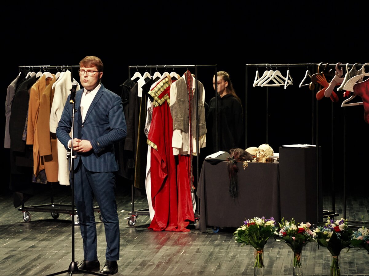 Teatro dienos proga „Auksinės pakabos“ apdovanojimai ir sveikinimai, teatriniai monologai ir dainos