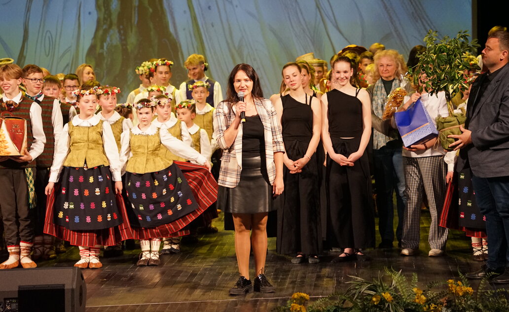 „Draugų būryje“ – spalvinga šokių pynė Meno mokyklos choreografijos  skyriaus 40-mečiui