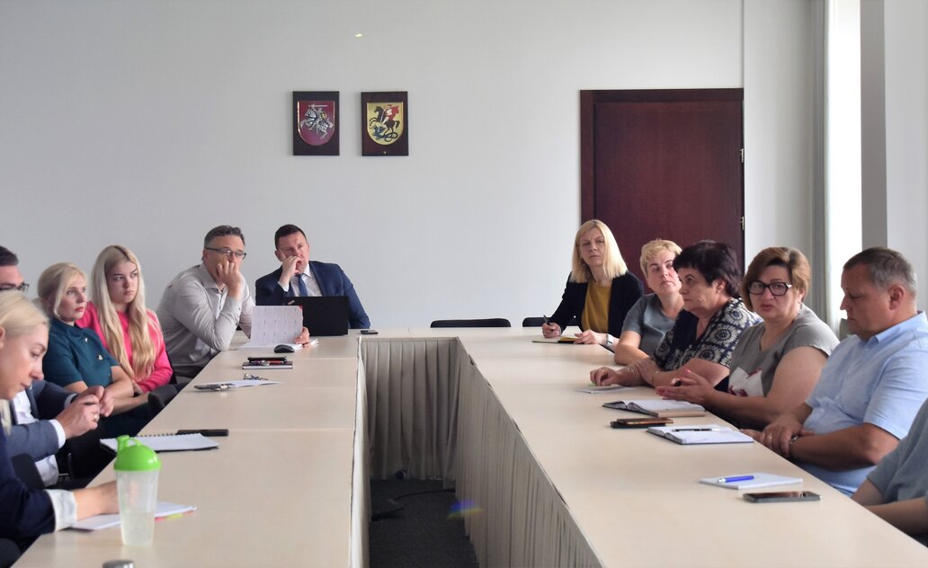 Žolė pakelėse: kodėl taip skiriasi vaizdas savivaldybės ir valstybiniuose keliuose?