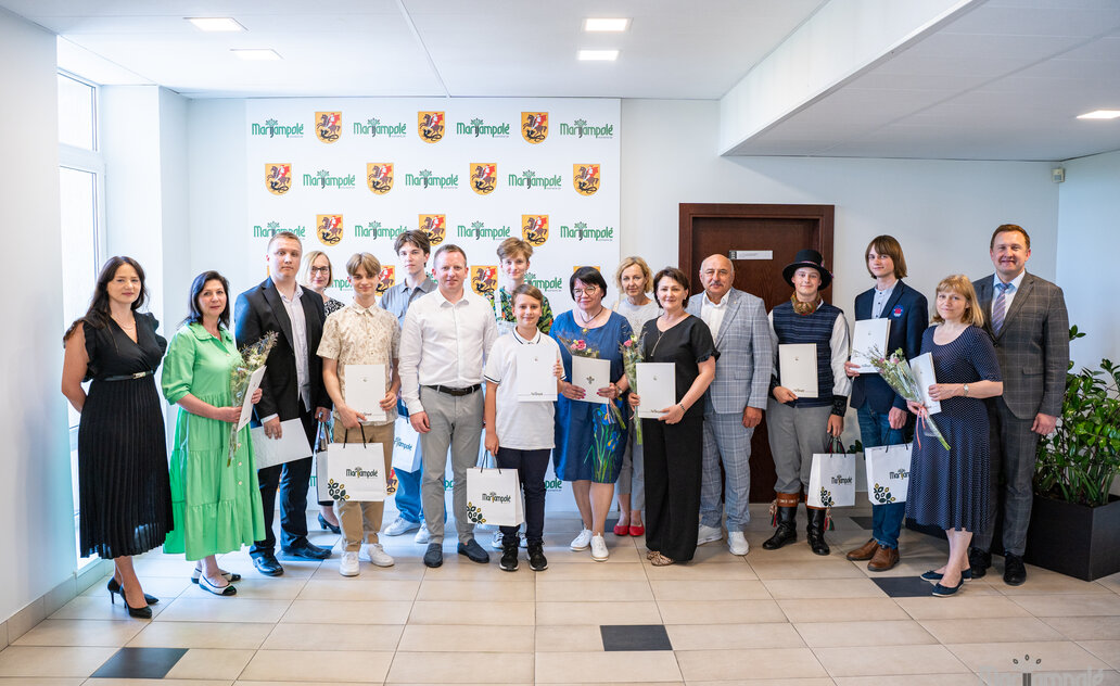 Gabiems mokiniams įteiktos premijos