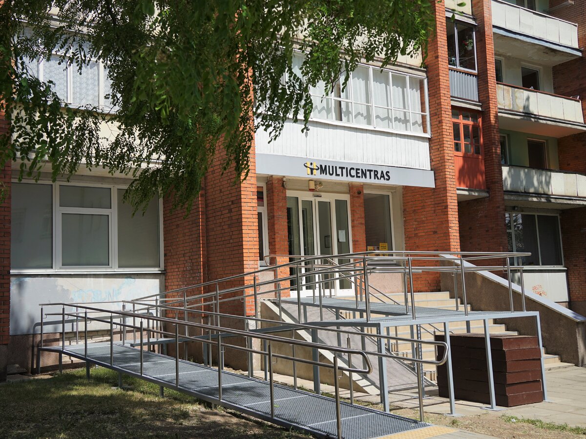 Prie Multicentro įrengtas pandusas ir automatinės durys 