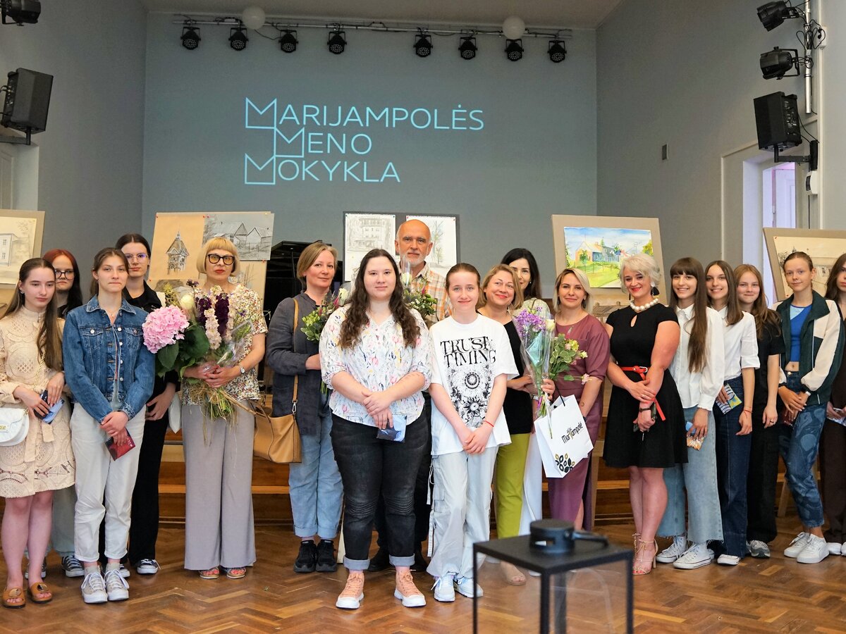 Meno mokyklos bendruomenė pristatė plenero „Marijampolė jaunimo akimis“ sukurtų darbų parodą