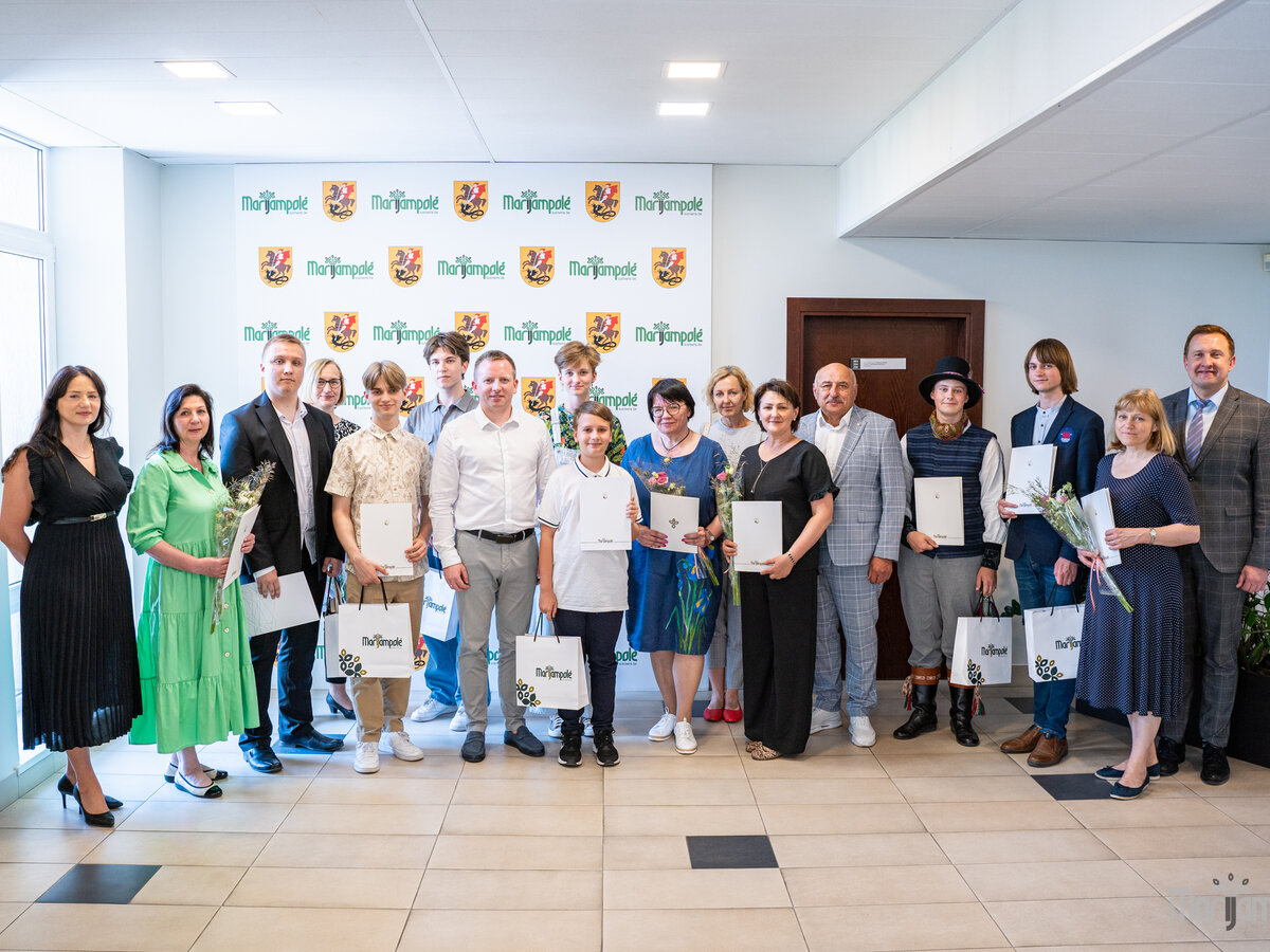 Gabiems mokiniams įteiktos premijos