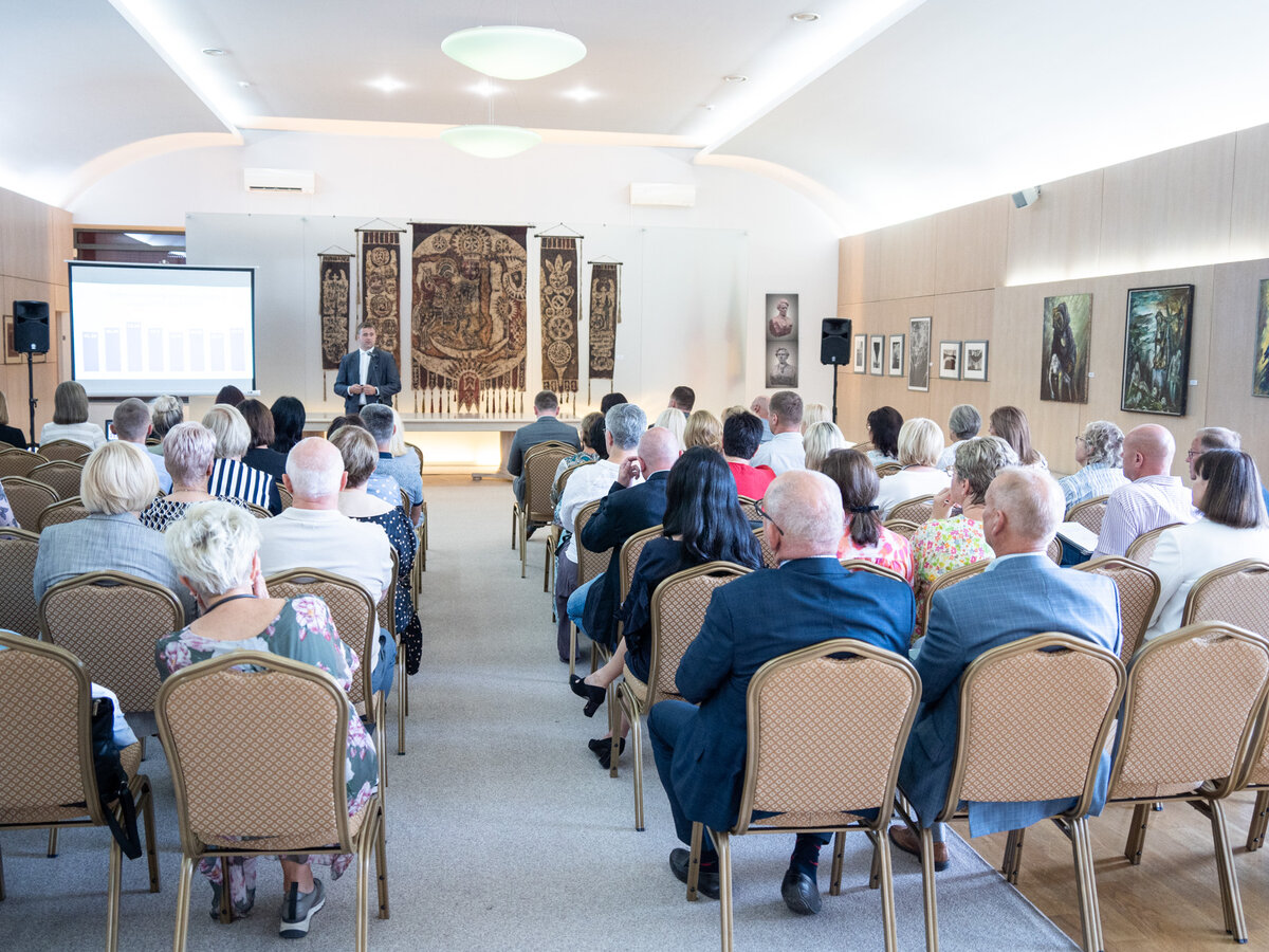 Artėjant mokslo metų pradžiai – švietimo įstaigų vadovų susirinkimas ir mokslo metų apžvalga