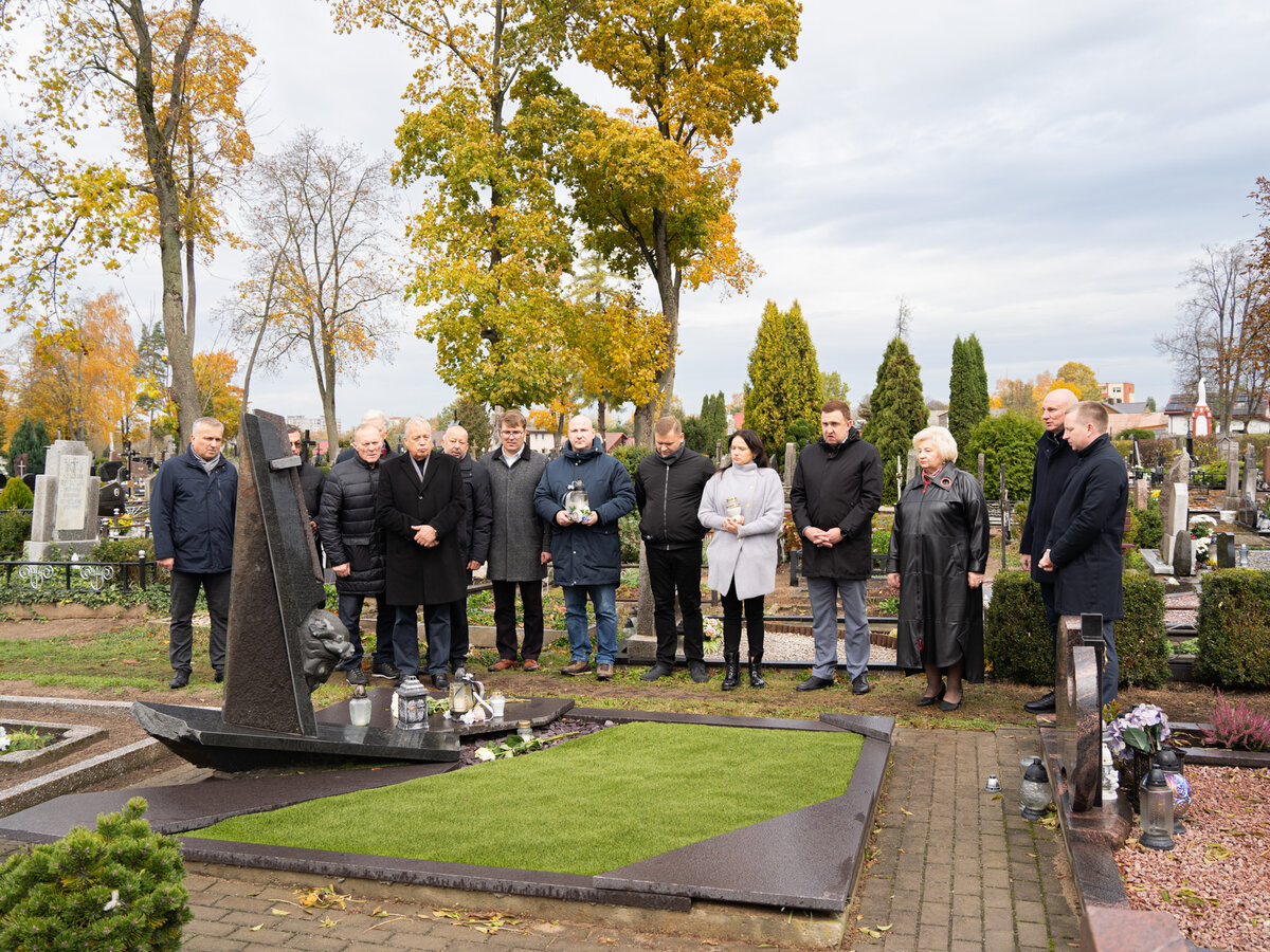  Prisiminti išėjusieji Anapilin: aplankyti Marijampolei nusipelniusių žmonių kapai