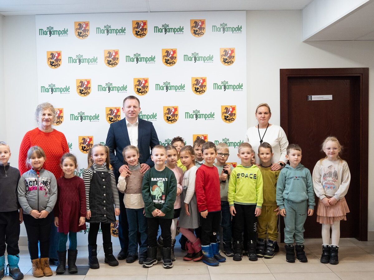 Marijampolės savivaldybėje lankėsi Marijampolės vaikų lopšelio-darželio „Vaivorykštė“ „Spalviukų“...