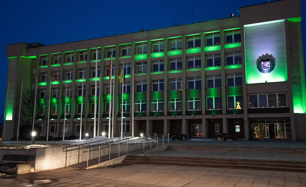 Savivaldybės languose sužibo atminties ir  vienybės liepsnelės