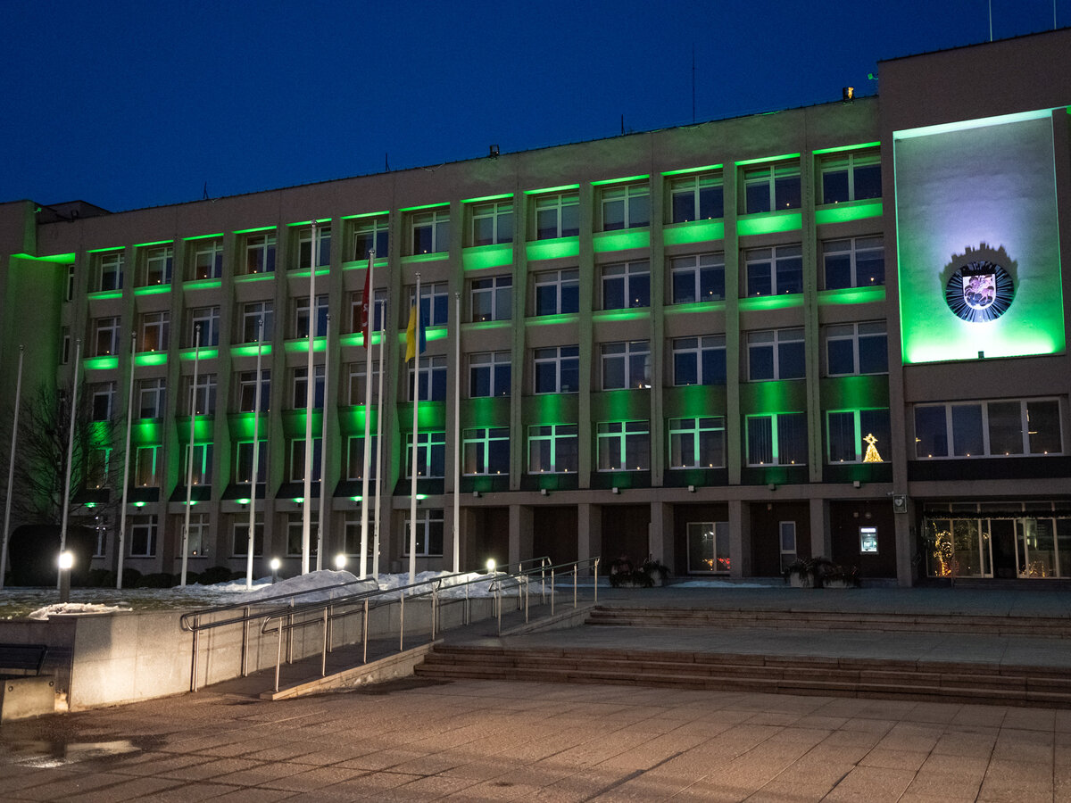 Savivaldybės languose sužibo atminties ir  vienybės liepsnelės