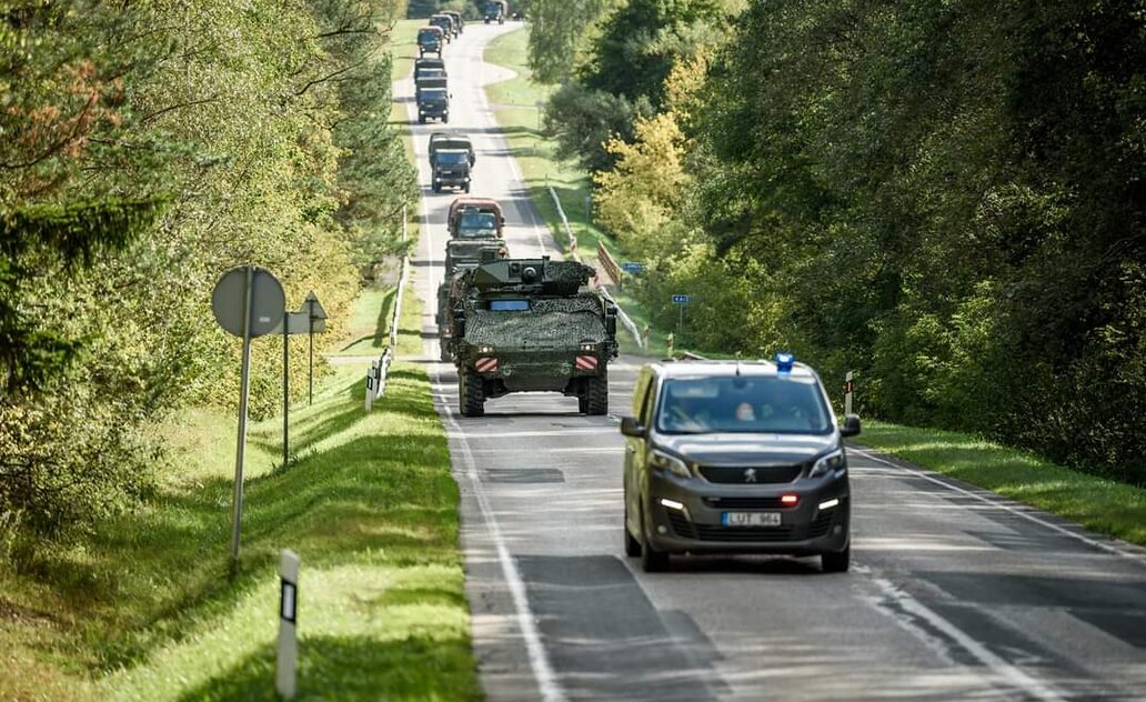 Vyks karių ir karinės technikos judėjimas keliais, geležinkeliais ir oro transportu