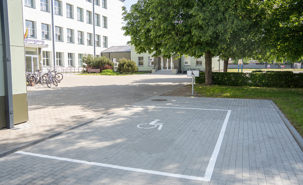 Ugdymo įstaigų stovėjimo aikštelėse didinamas prieinamumas: žmonėms su negalia numatytos...