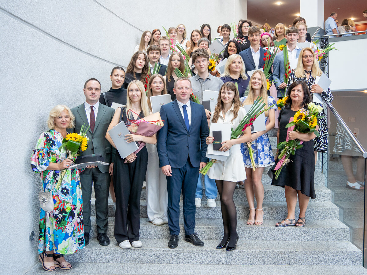 Gabus Marijampolės jaunimas: puokštė šimtukų, gimnazijų baigimai su pagyrimais ir juos ruošusių...