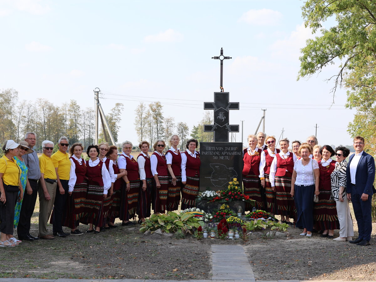 Pašventintas atstatytas paminklas Lietuvos Tauro partizanų apygardai