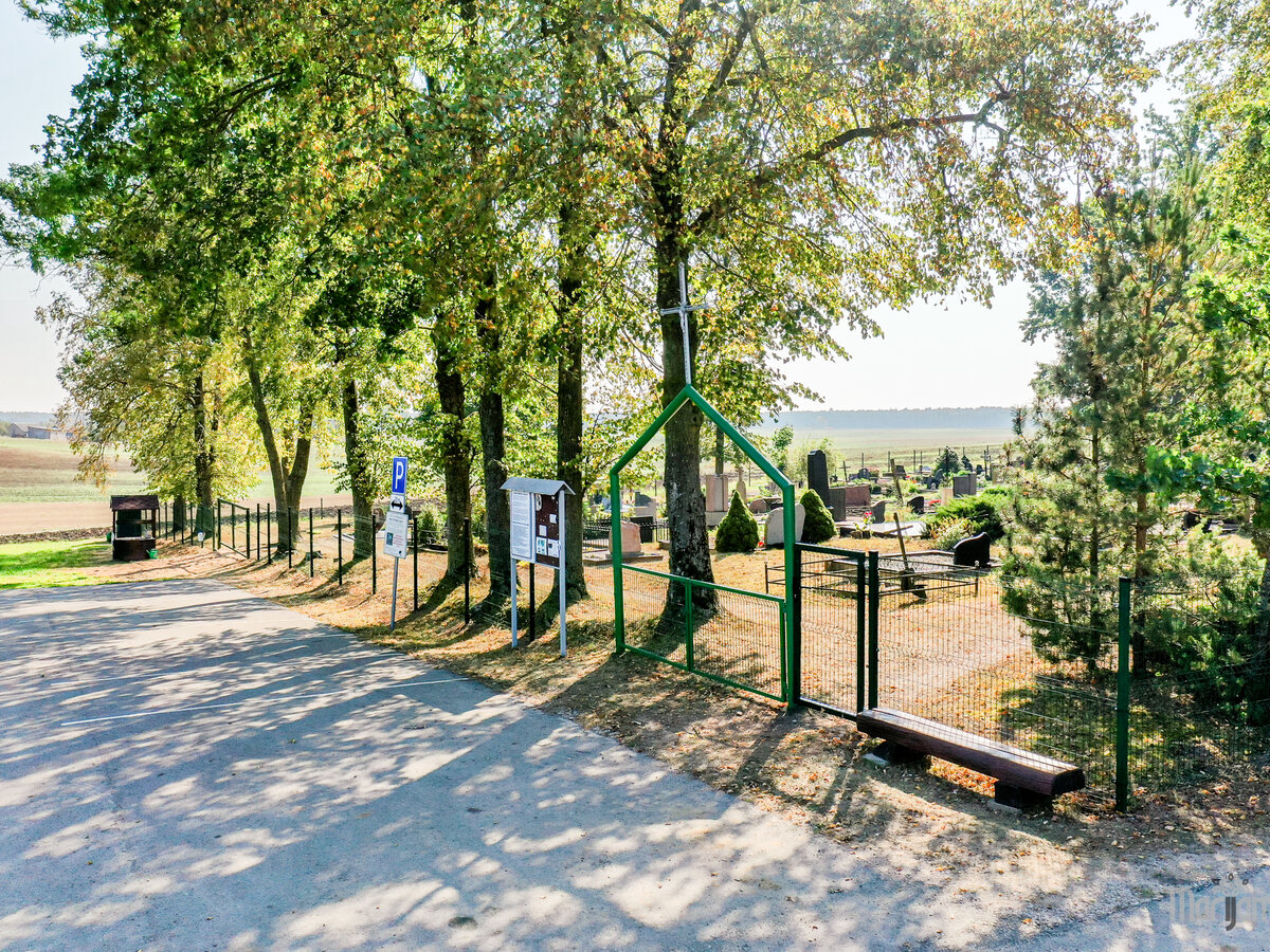 Daukšių miestelio kapinės aptvertos nauja tvora
