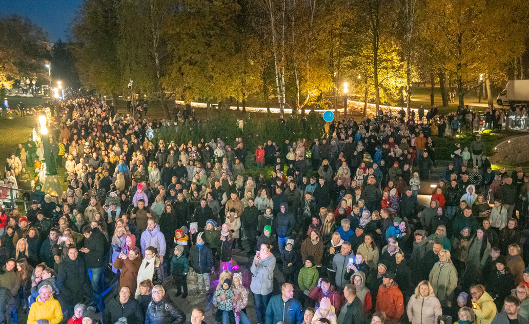 Marijampoliečiai įkūrė Adamsų šeimynėlės šviečiančių moliūgų parką!
