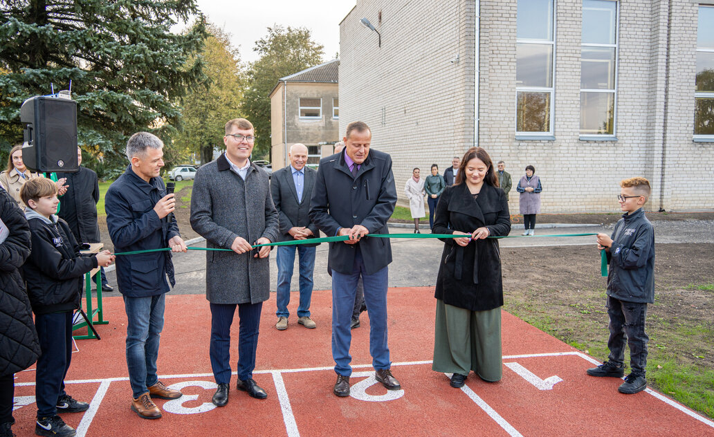 Mokolų progimnazijoje atidarytas modernus stadionas mokiniams bei visai bendruomenei