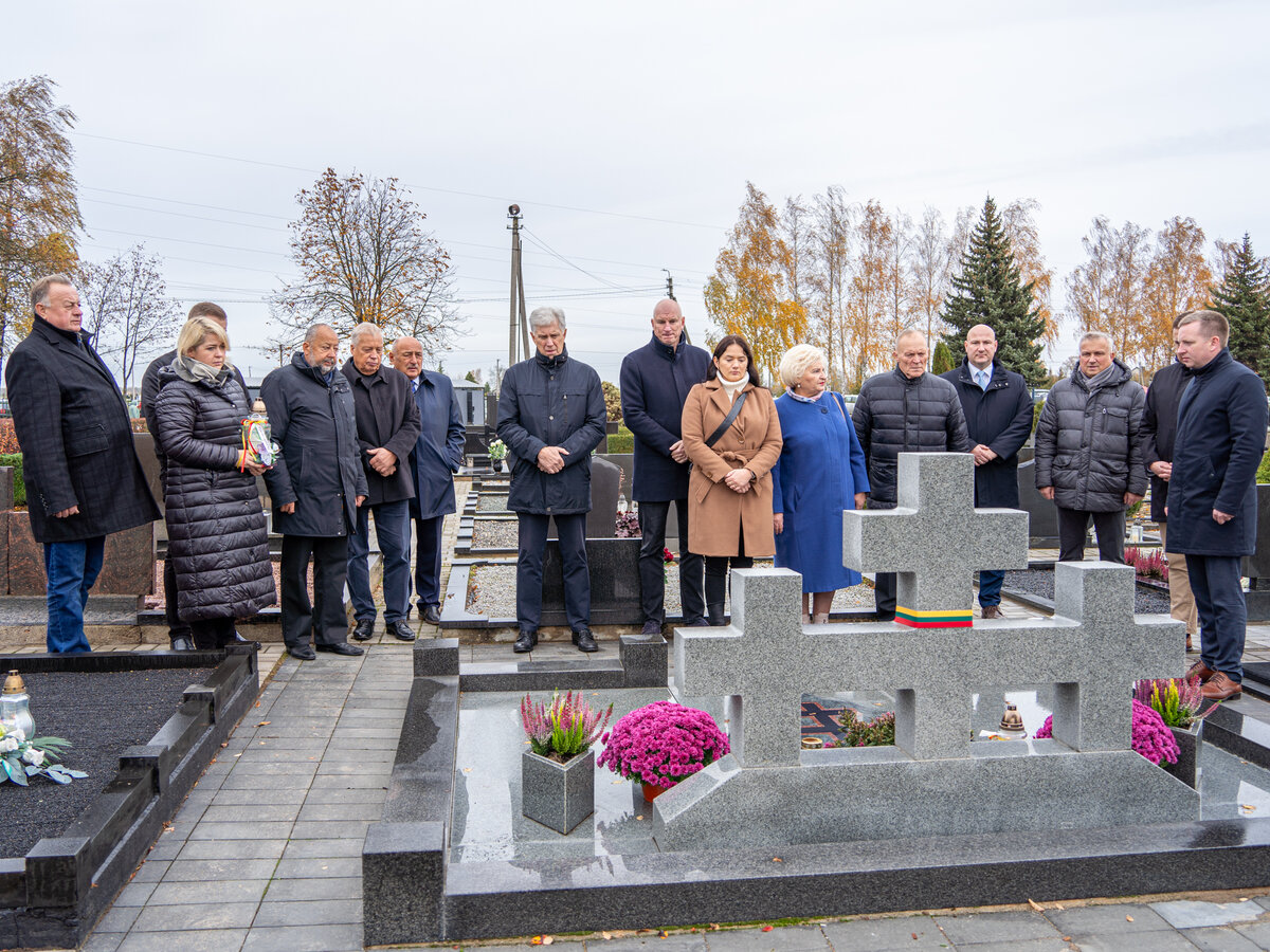 Žvakių šviesoje pagerbtas anapilin išėjusių Marijampolei nusipelniusių žmonių atminimas