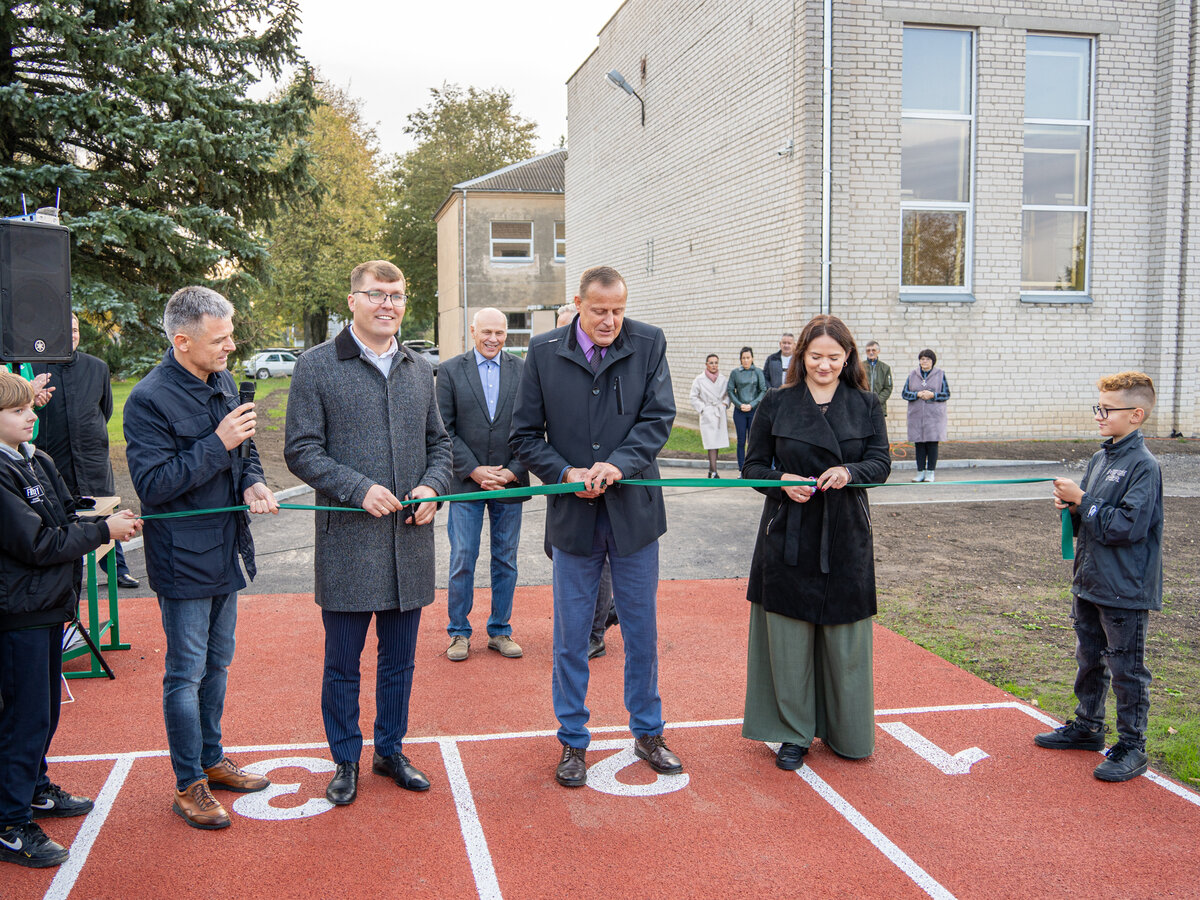 Mokolų progimnazijoje atidarytas modernus stadionas mokiniams bei visai bendruomenei