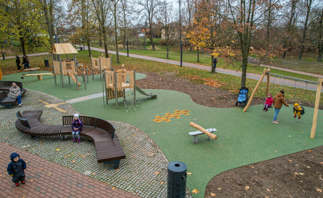 Marijampolės Poezijos parke – atnaujinta vaikų žaidimų aikštelė laukia mažųjų lankytojų!