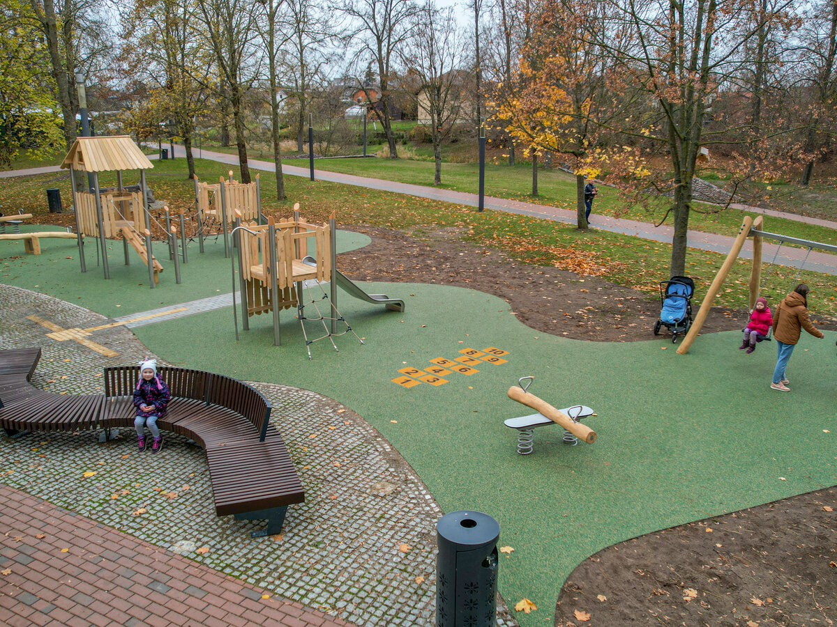 Marijampolės Poezijos parke – atnaujinta vaikų žaidimų aikštelė laukia mažųjų lankytojų!