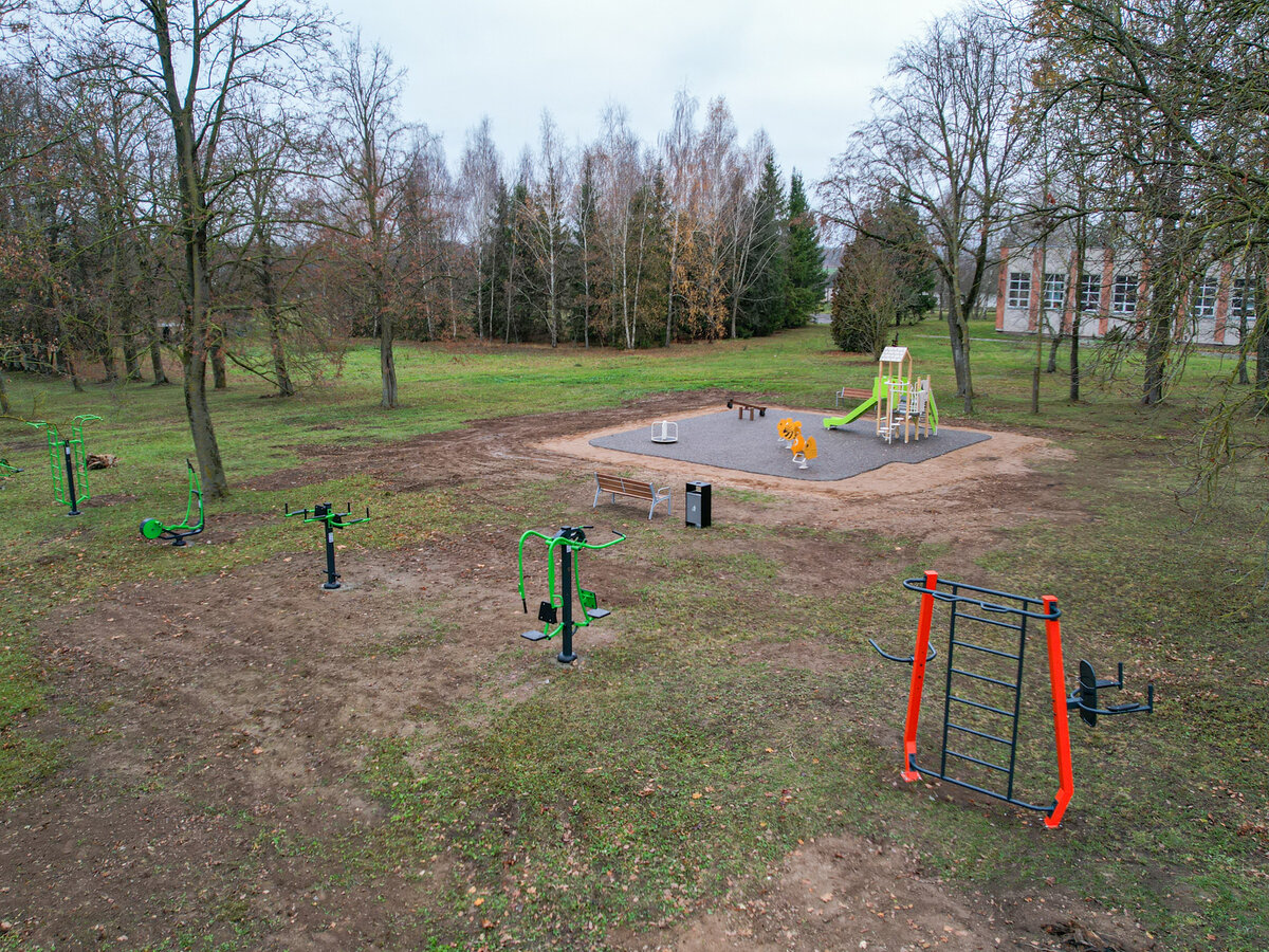 Padovinio kaime įrengta moderni vaikų žaidimų aikštelė
