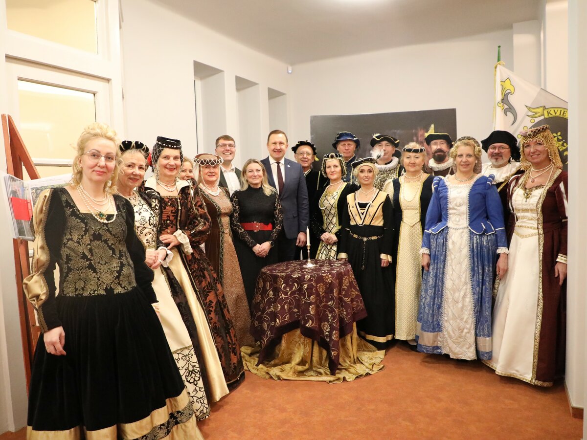 „Reverence“ 10-mečio koncertas sukvietė istorinio šokio puoselėtojus