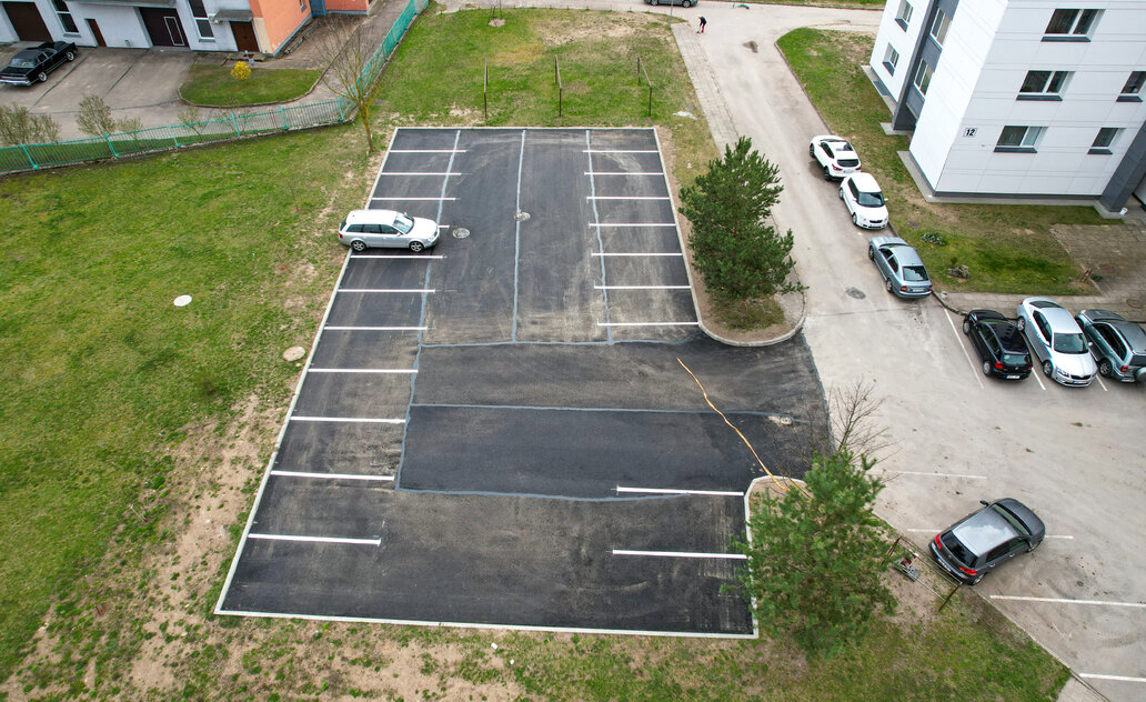 Atnaujinta pirmoji automobilių stovėjimo aikštelė