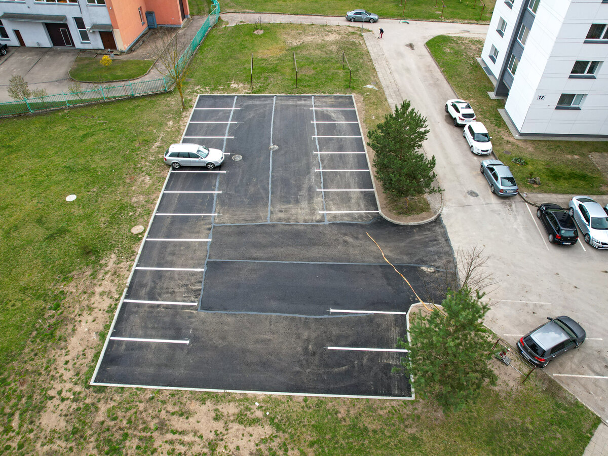 Atnaujinta pirmoji automobilių stovėjimo aikštelė