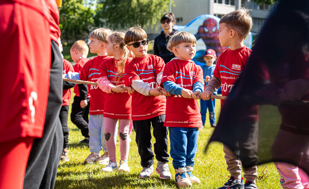 Mažieji marijampoliečiai sportavo ir šėlo futbolo šventėje