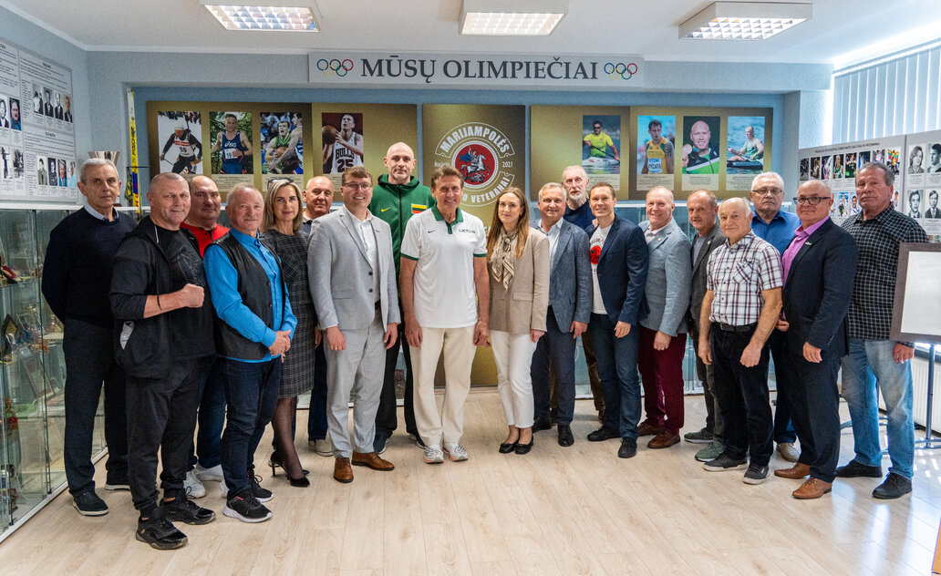 Marijampolėje – išskirtinis vizitas: krepšinio legendos pagerbė sporto istoriją ir įkvėpė jaunimą