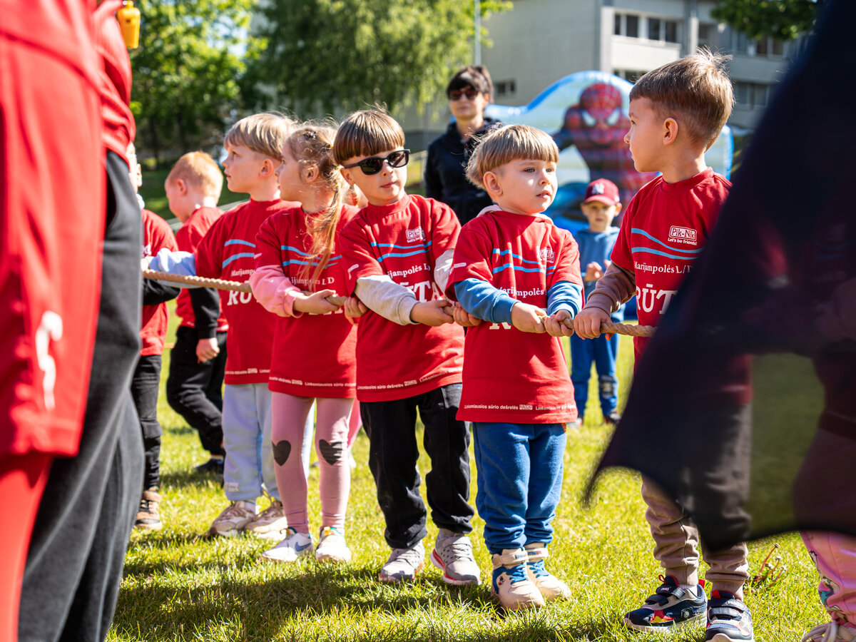 Mažieji marijampoliečiai sportavo ir šėlo futbolo šventėje