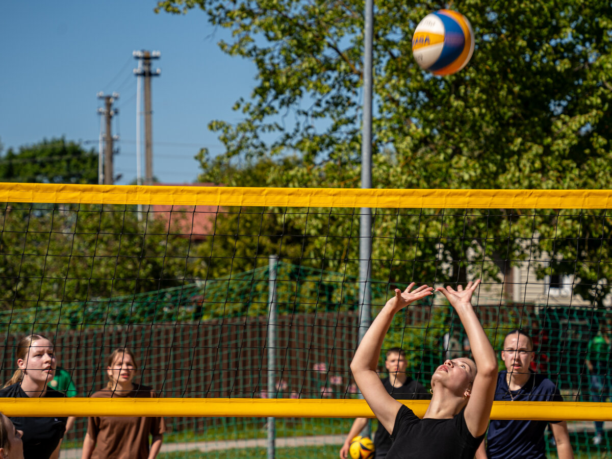 Marijampolė nesustoja judėti – vyksta paplūdimio tinklinio turnyras