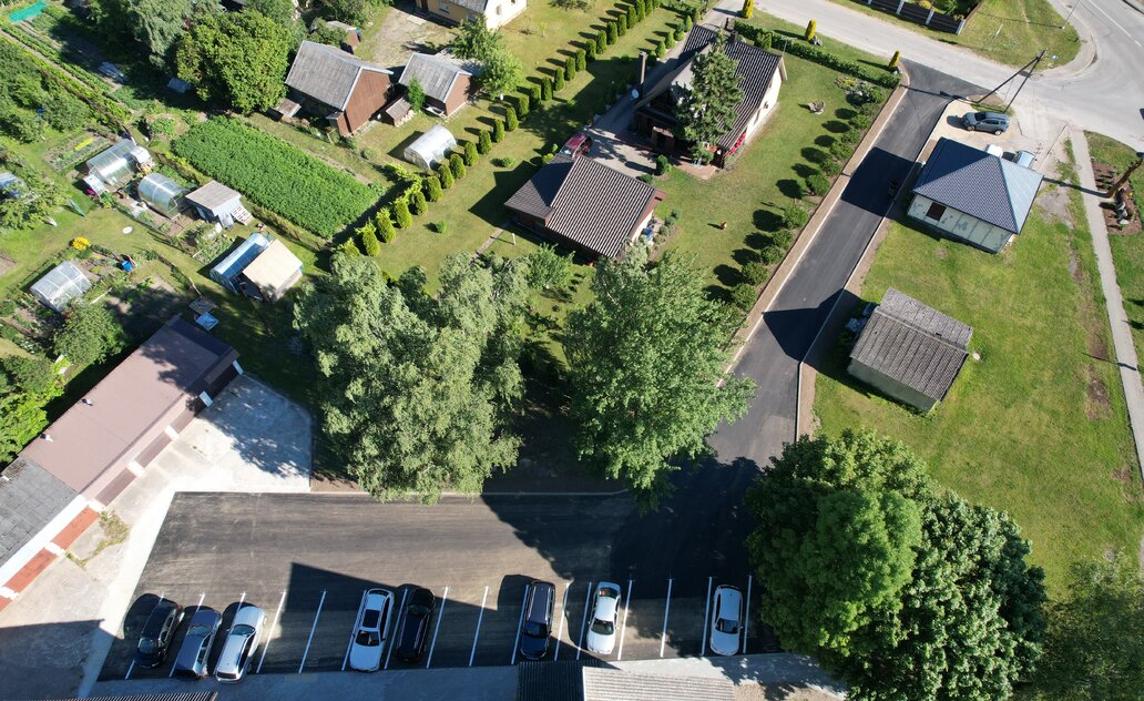 Mokolų kaime – baigti automobilių stovėjimo aikštelės tvarkymo darbai