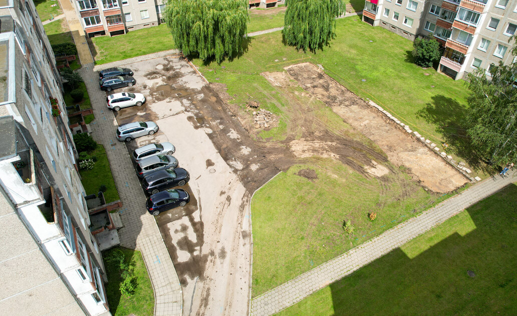 Daugiau vietos ir patogumo – Mokolų g. 47 prasidėjo aikštelės atnaujinimo darbai!
