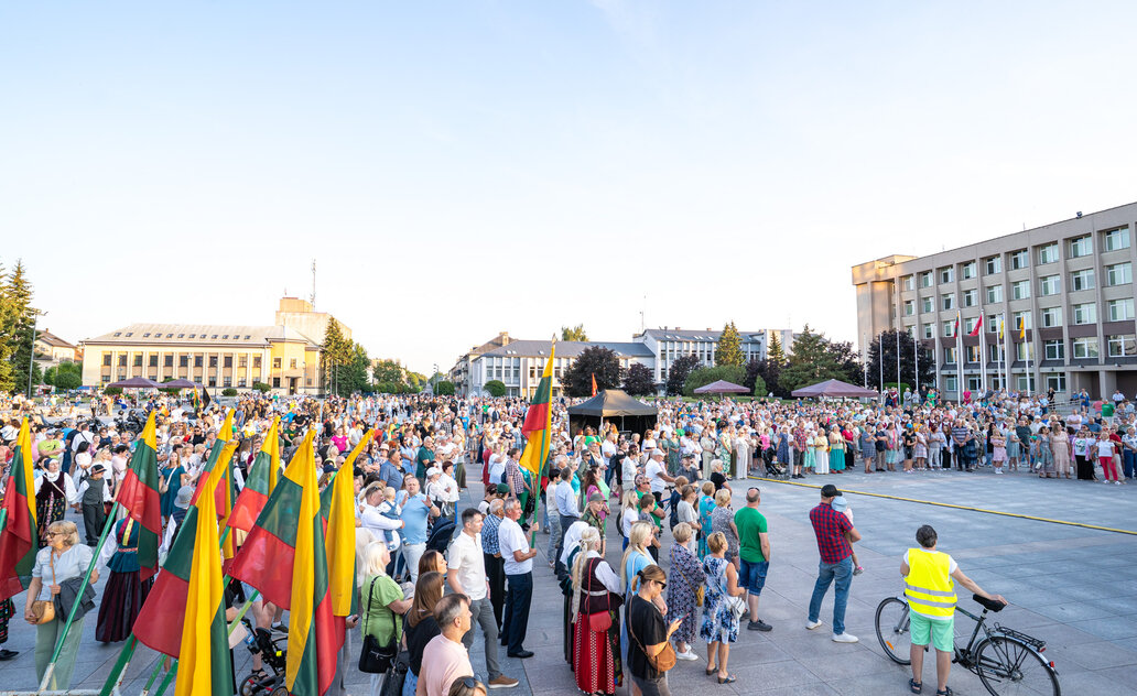 Marijampoliečiai Valstybės dieną šventė kartu – su malda, muzika ir giesme