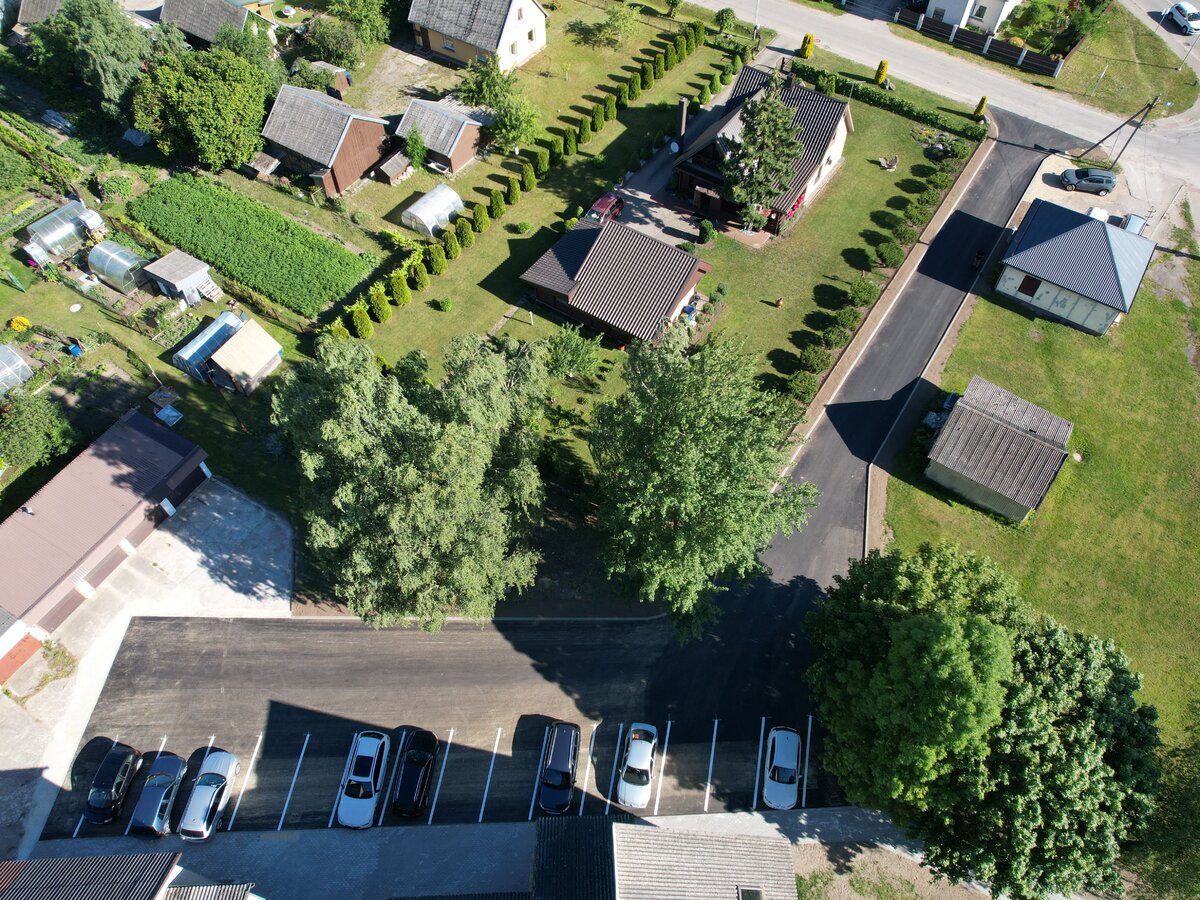 Mokolų kaime – baigti automobilių stovėjimo aikštelės tvarkymo darbai