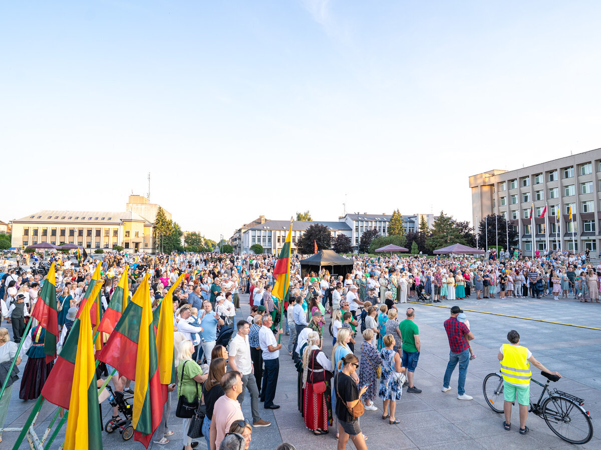 Marijampoliečiai Valstybės dieną šventė kartu – su malda, muzika ir giesme