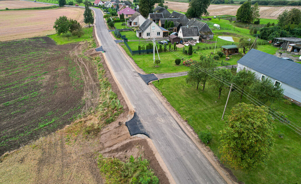 Kelyje Šunskai–Paršeliai žvyrkelį pakeitė nauja asfalto danga