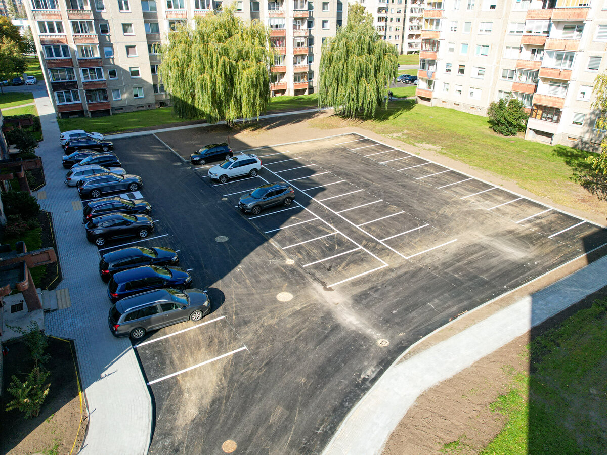 Baigta tvarkyti nauja automobilių stovėjimo aikštelė Mokolų gatvėje