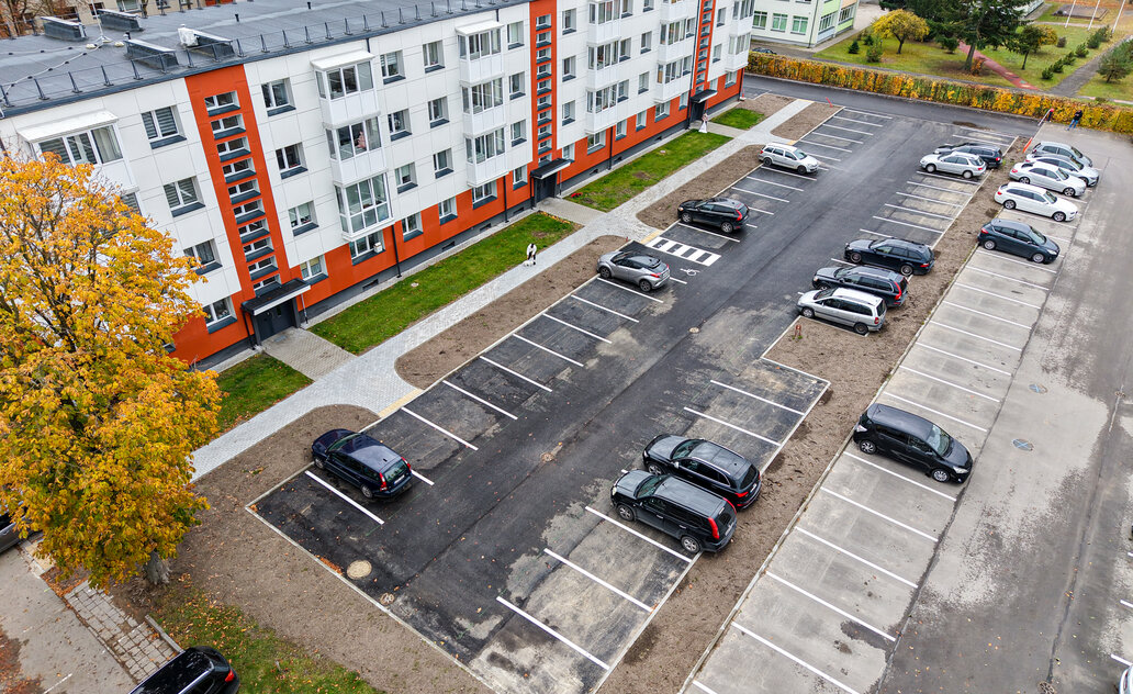 Jaunimo gatvėje – nauja, patogi automobilių stovėjimo aikštelė
