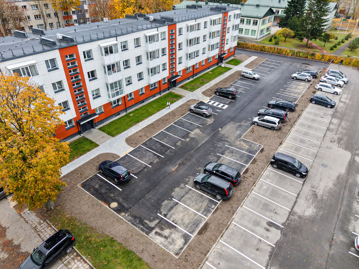 Jaunimo gatvėje – nauja, patogi automobilių stovėjimo aikštelė
