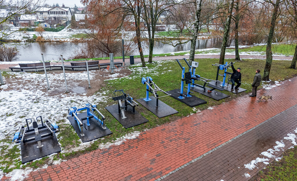 Rygiškių Jono gimnazijos stadione – naujos kartos treniruokliai: judėjimui sezono nėra!