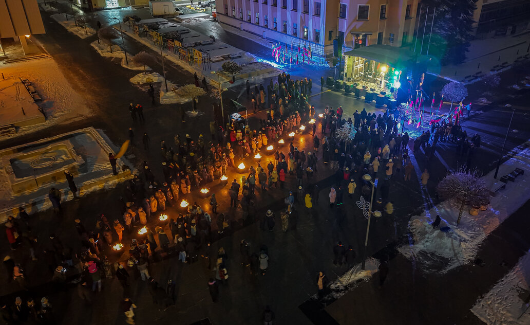 Laisvės liepsnos J. Basanavičiaus aikštėje: marijampoliečiai pagerbė Sausio 13-osios gynėjus
