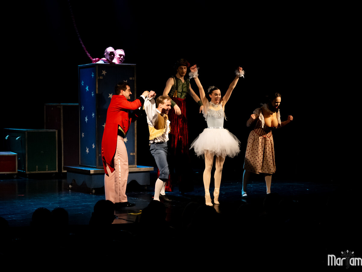 Teatras grįžta su nauja energija: įvyko pirmojo profesionalios trupės spektaklio premjera...