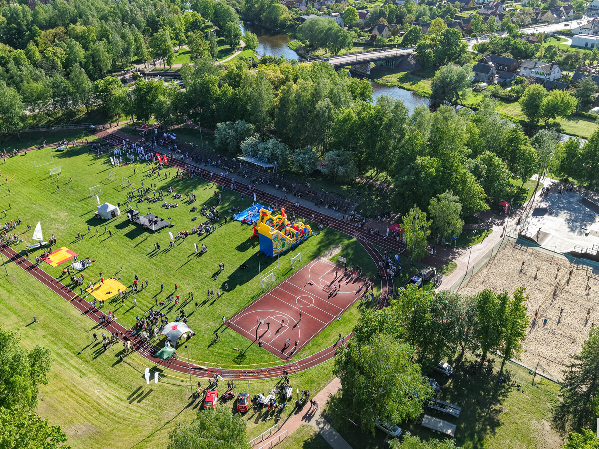 Lavrinovičiai, sporto iššūkiai ir pilnas stadionas geros nuotaikos – Sporto savaitės mugė įvyko!